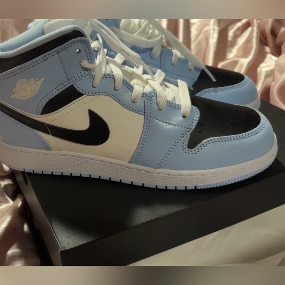 Nike Jordan’s Mid